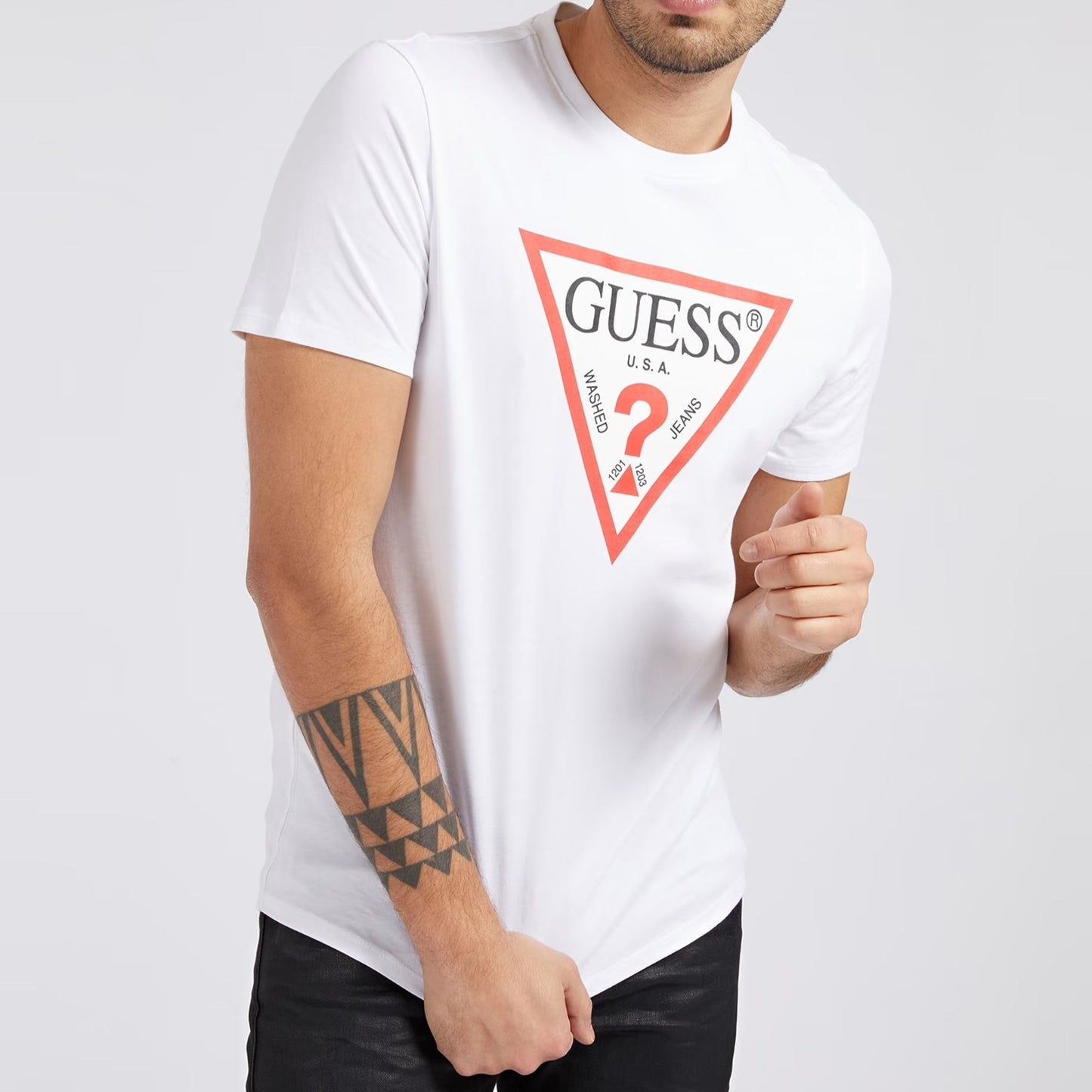 Camiseta Blanca Guess logotipo triángulo