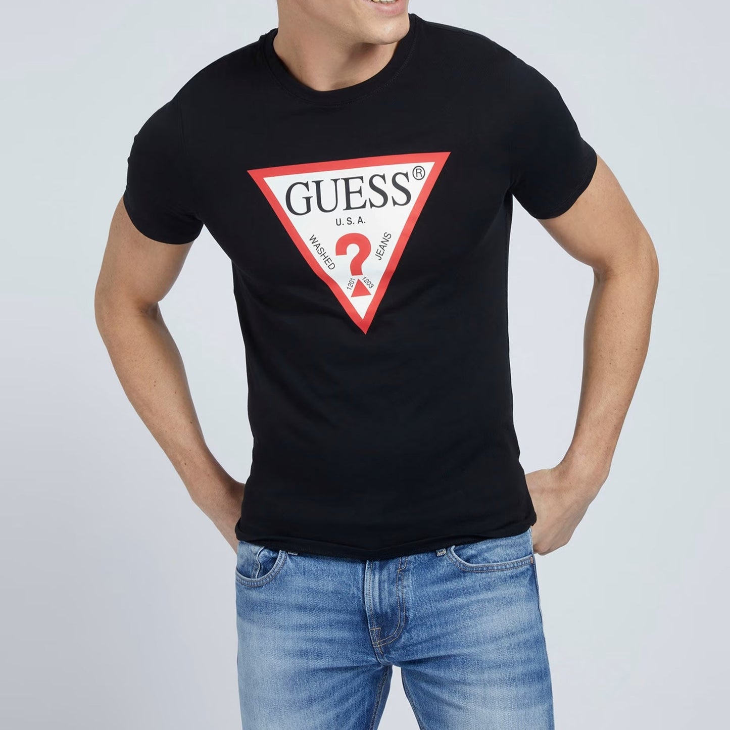 Camiseta Negra Guess logotipo triángulo
